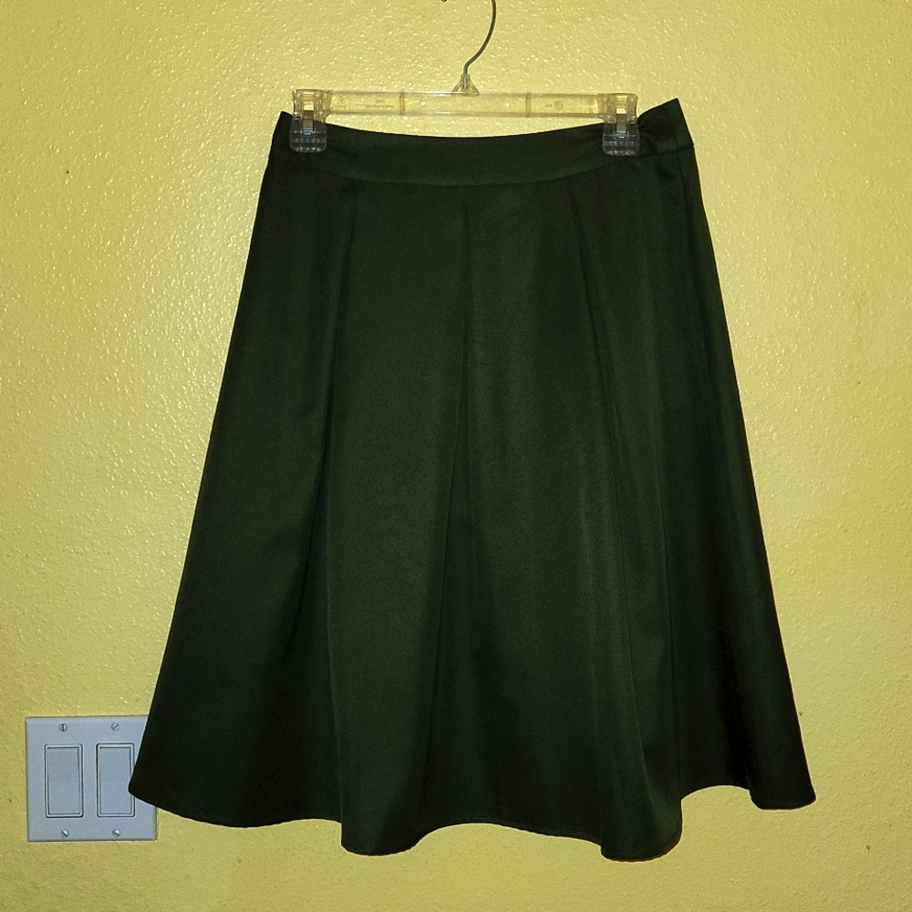 Yige brand a-line skirt with pockets.